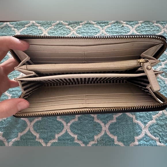 Kate Spade Bow black leather zip around wallet with bow - Picture 3 of 7